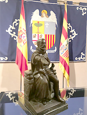 Imagen con la escultura de El Justicia de Aragón